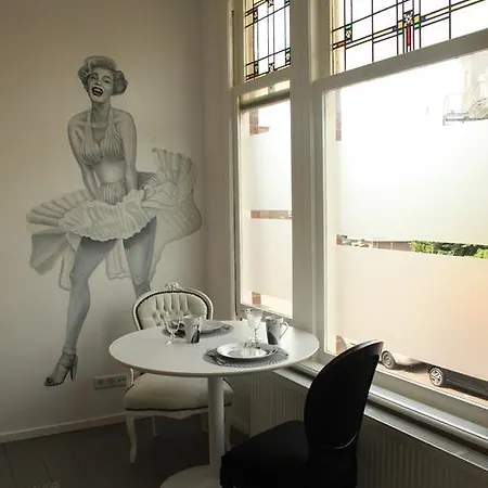 Marilyn Monroe *